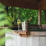Resort Cabue By The Lakes